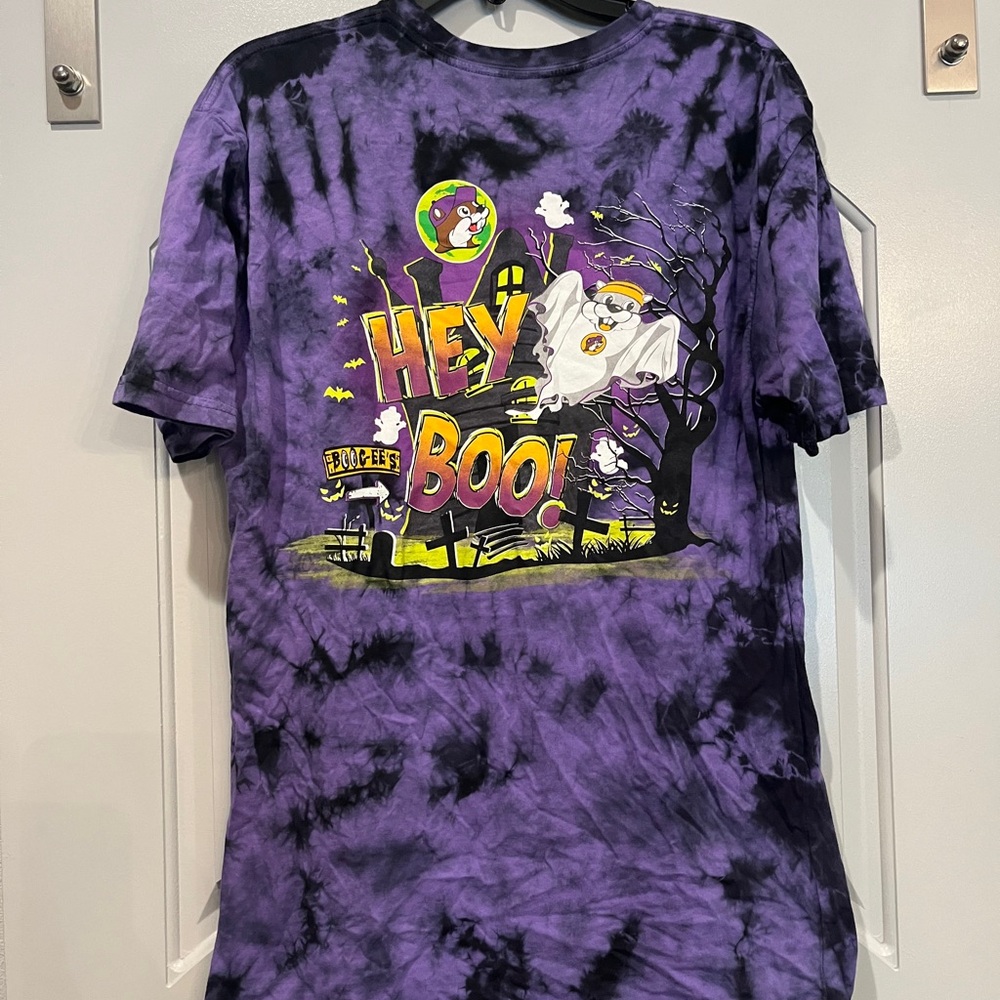 Buc-ees Purple & Black Tie-Dye Halloween 2024 Ghost Graphic Tee. Collectible - Picture 7 of 9